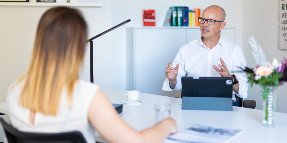 Gesprächsszene in der Kanzlei Andreas Moosdorf – individuelle Lösungen für Unternehmer und Freiberufler