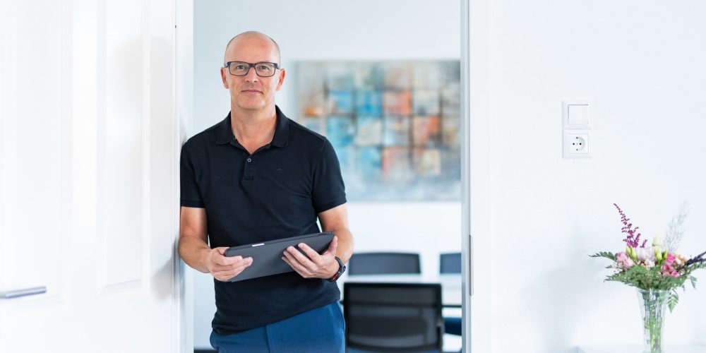 Andreas Moosdorf, Steuerberater in Staßfurt, im Türrahmen seiner Kanzlei – moderne Steuerberatung mit persönlicher Nähe