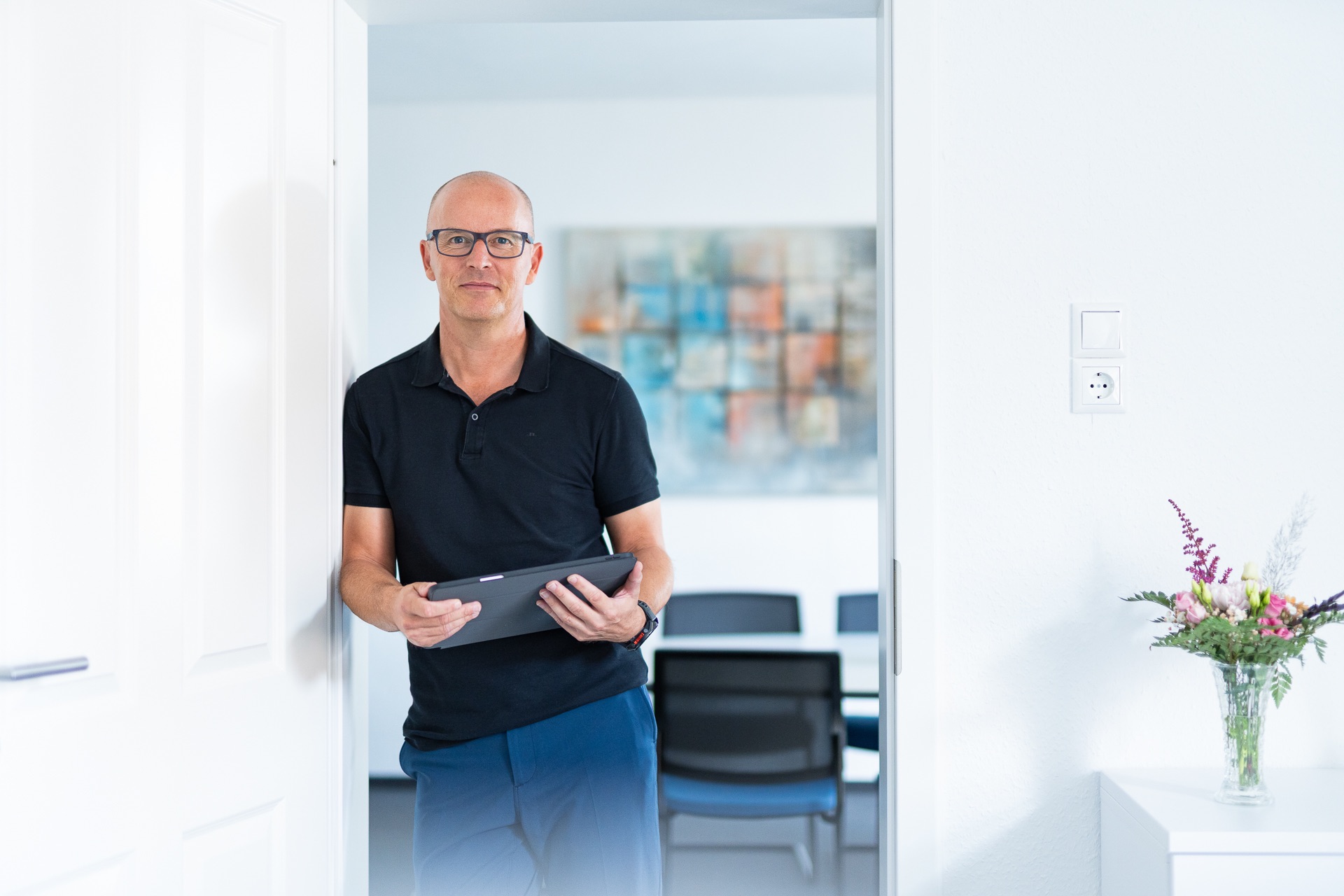 Businessporträt Andreas Moosdorf Andreas Moosdorf, Steuerberater in Staßfurt, im Türrahmen seiner Kanzlei – moderne Steuerberatung mit persönlicher Nähe