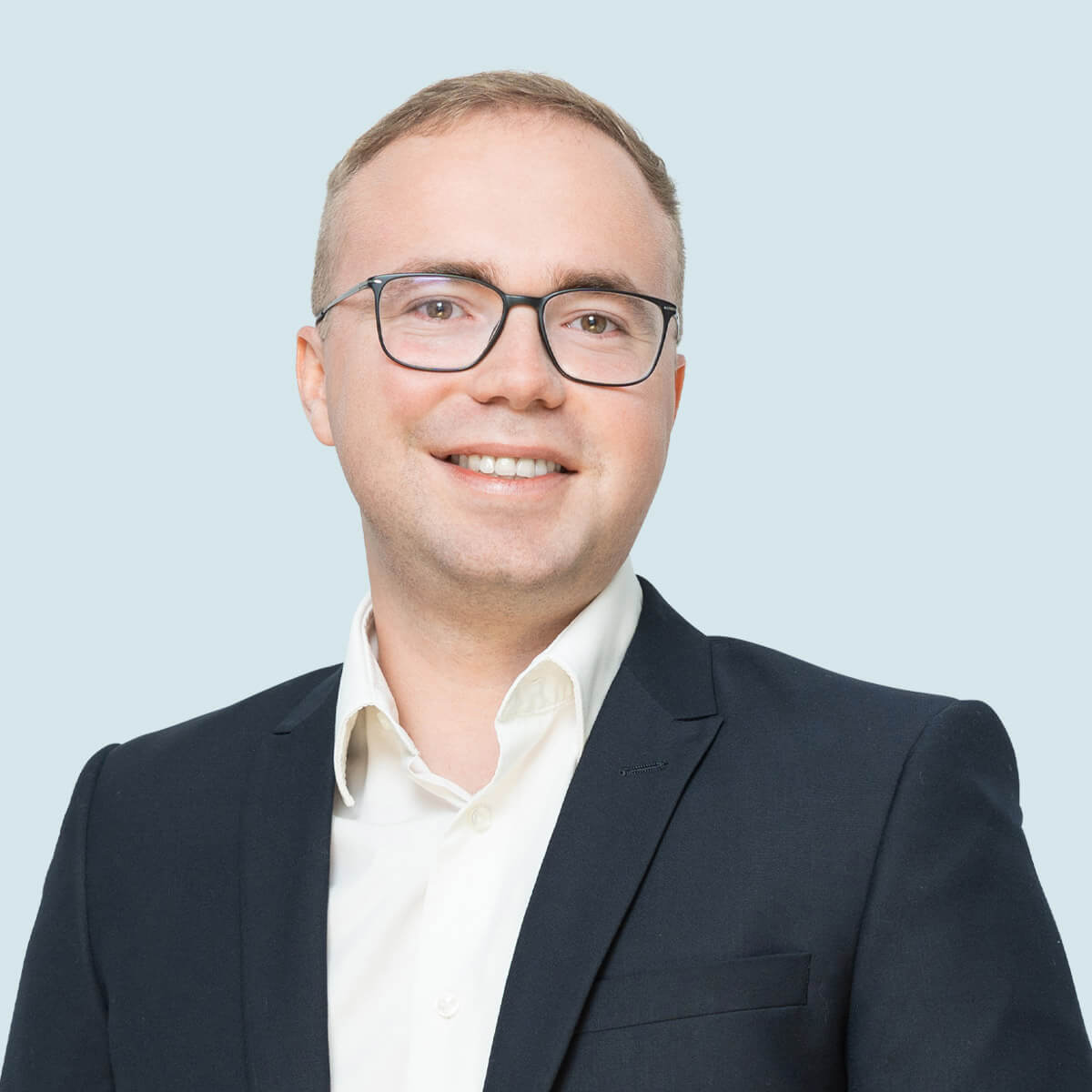 Porträt von Marvin Riedel, Mitarbeiter der Kanzlei Steuerberater Andreas Moosdorf in Staßfurt – persönliche Betreuung und digitale Zusammenarbeit